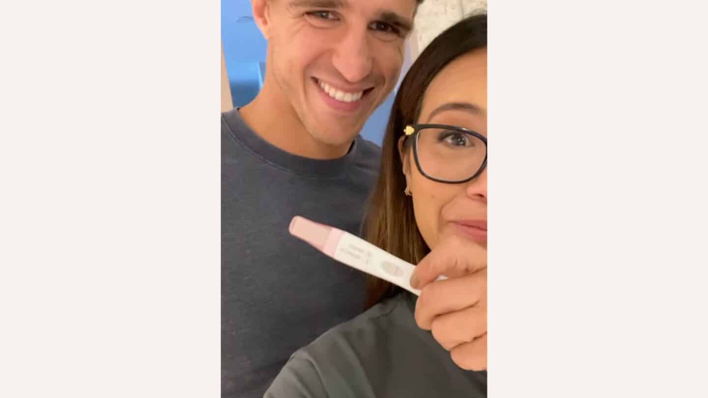 ‘Jane the Virgin’ star Gina Rodriguez adorably announces first pregnancy! Gina Rodriguez holding pregnancy test