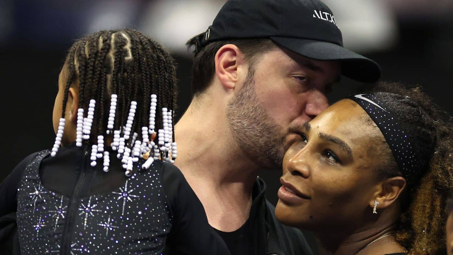 Serena Williams’ daughter rocks her mom’s iconic ’90s hairstyle to the US Open Serena Williams hugs Alexis Ohanian and daughter Olympia at the US Open