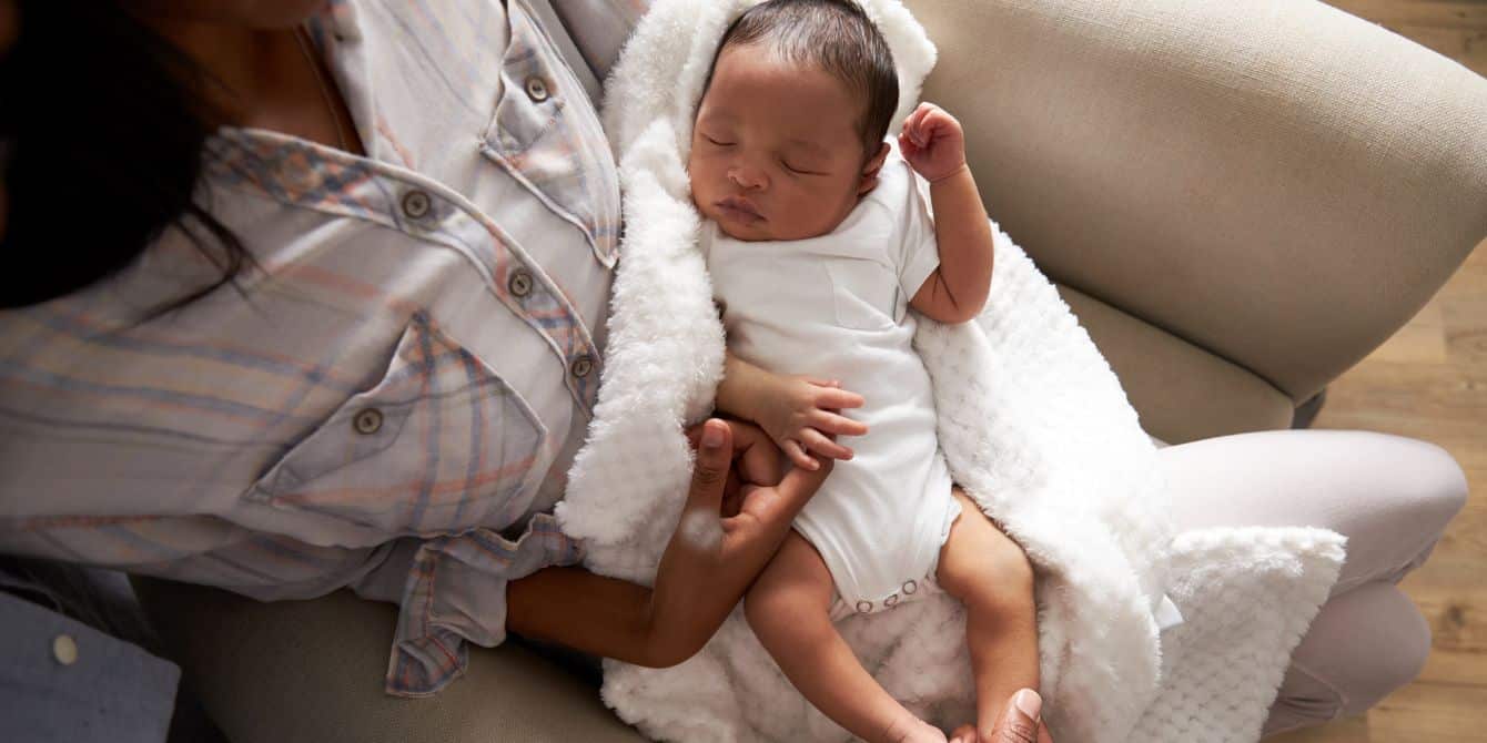 It’s science: This 5-minute routine can help your baby fall asleep faster baby sleeping in mothers arms at home - walking then sitting is one way how to get a baby to sleep