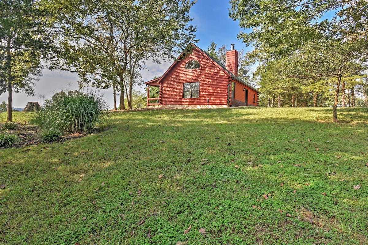 Defiance Hillside Cabin, a farm stay in Missouri