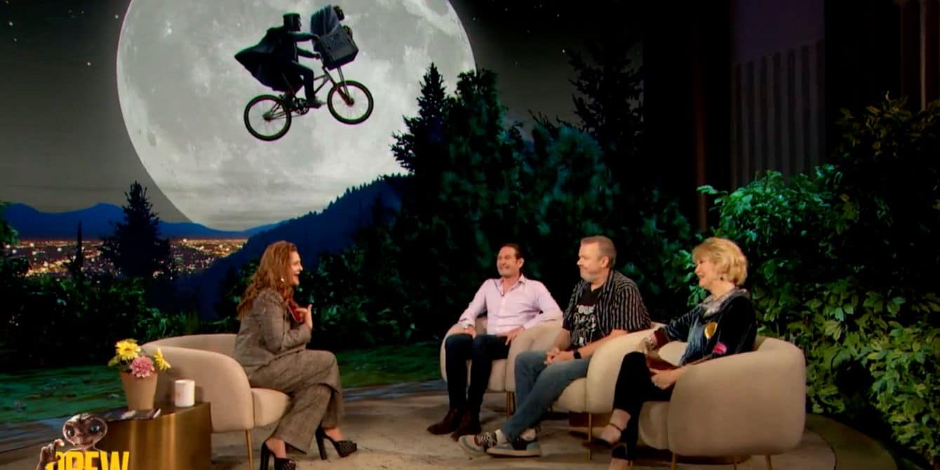 Drew Barrymore reveals the most adorable secret while hosting an ‘E.T.’ cast reunion Drew Barrymore reunites with the cast of ET on her show