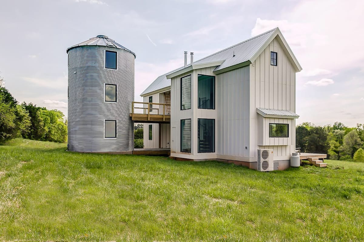 Farmhouse with silo, a farm stay in Virginia