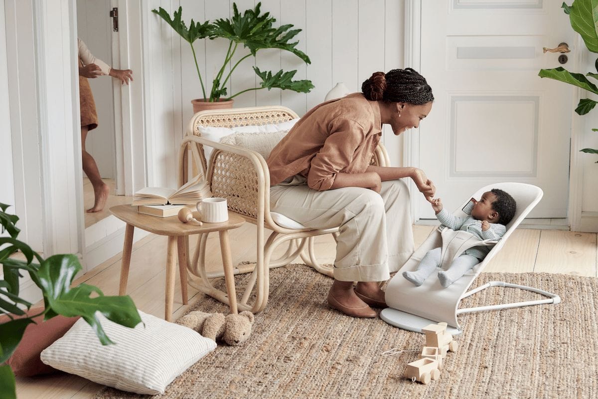 Want to make a new mom’s holiday season easier? This bouncer will save the day