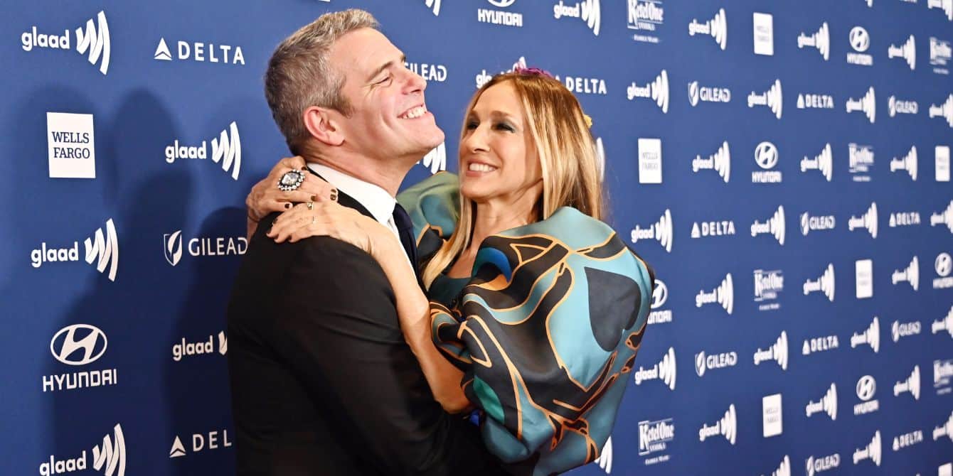 Andy Cohen says Sarah Jessica Parker is his go-to mom friend for all of his parenting questions Andy Cohen and Sarah Jessica Parker lovingly pose on the GLAAD Awards red carpet.