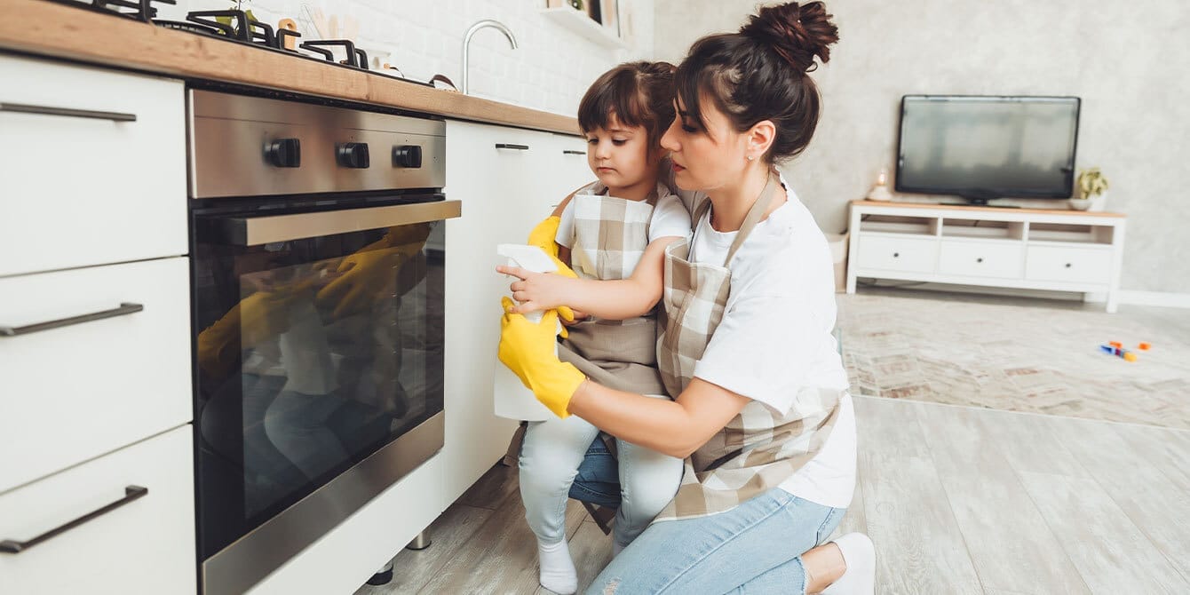 Instagrammer shares easy trick for making stainless steel degreaser spray at home: ‘works like a charm’ Mom and daughter cleaning stainless steel oven front.