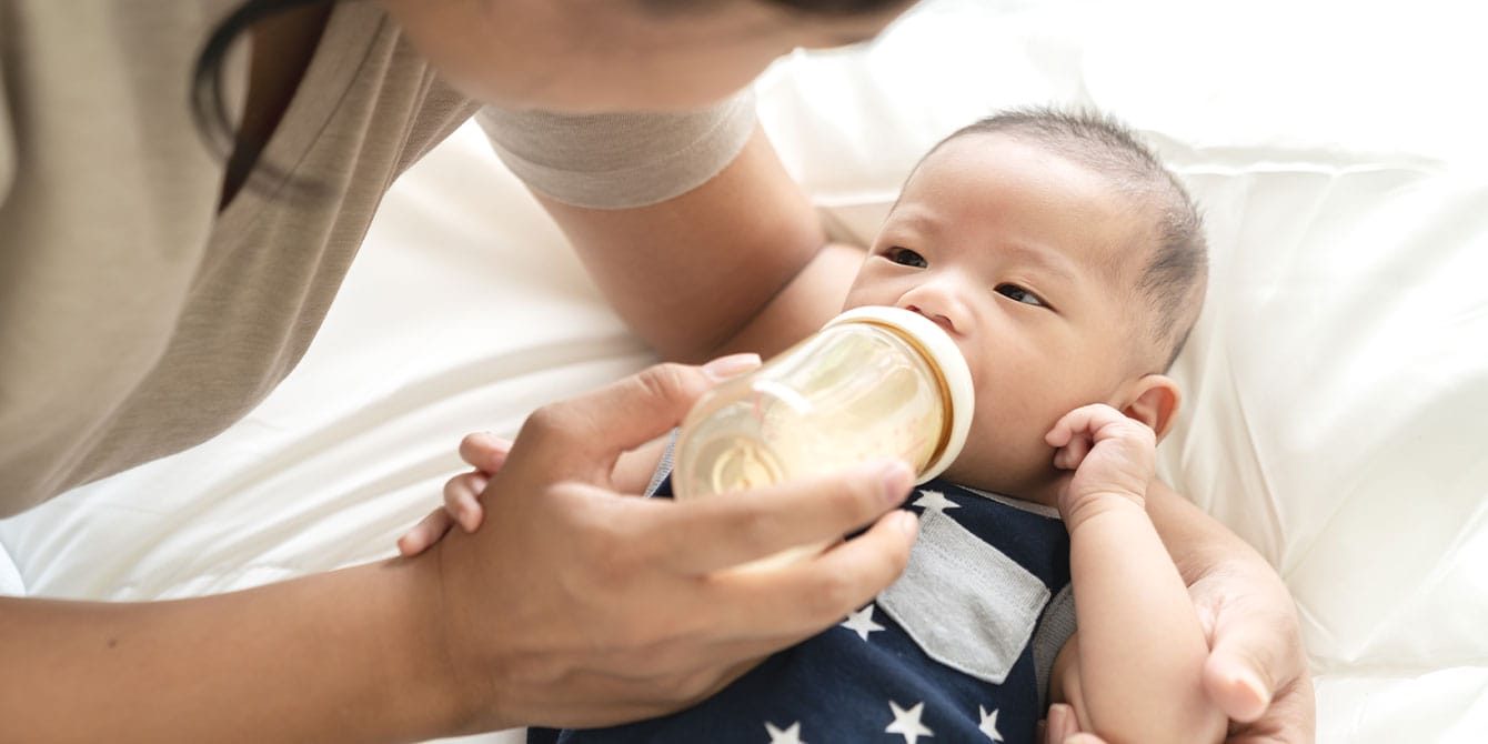 8 things not to say to a formula-feeding mom—and 4 things you can formula feeding mom feeding her newborn baby a bottle