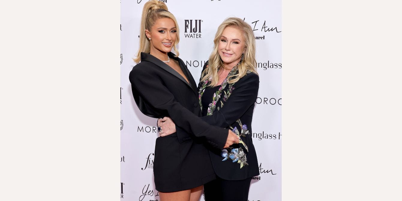 Paris Hilton didn’t tell her mom she had a baby for a whole week paris hilton and mom kathy hilton at an event- paris hilton didn't tell her mom she had a baby