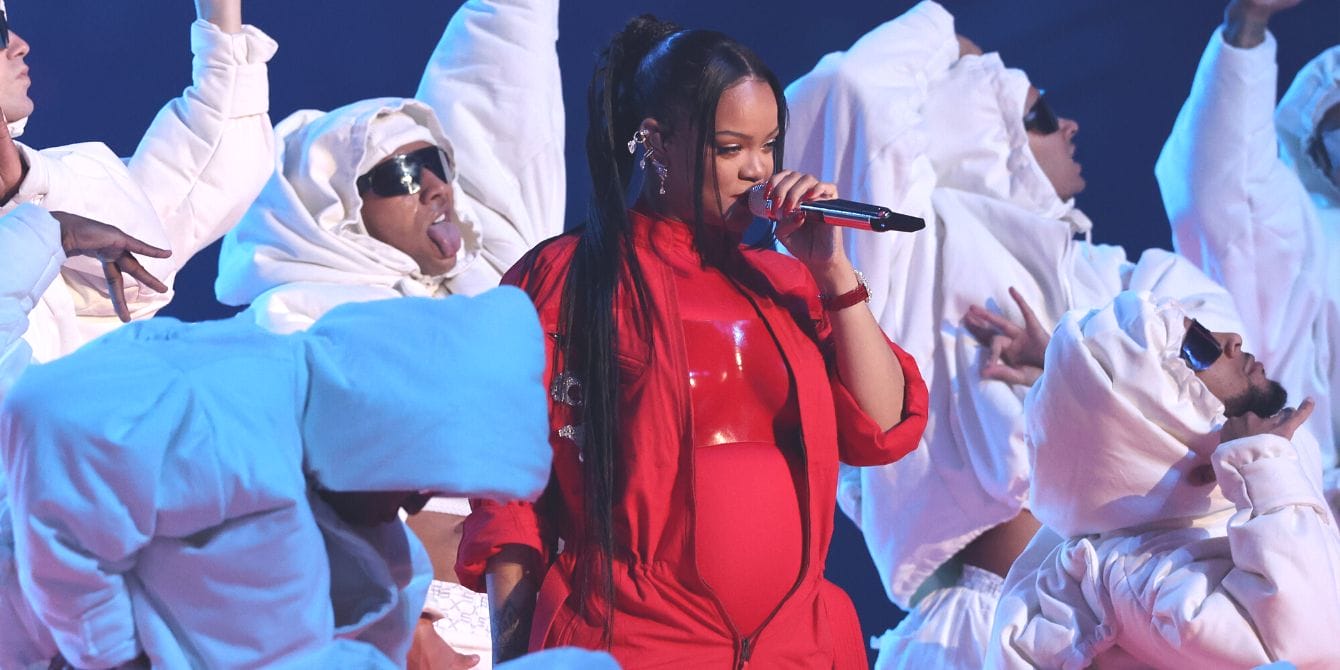 What we’re not gonna do is criticize Rihanna’s halftime performance for being ‘boring’ Rihanna performing her halftime show with backup dancers