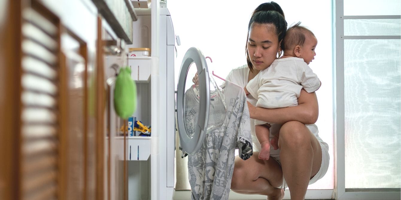 Mom received an epic $215K divorce settlement for 25 years of unpaid housework—and we’re still clapping Mom doing housework with baby in arms