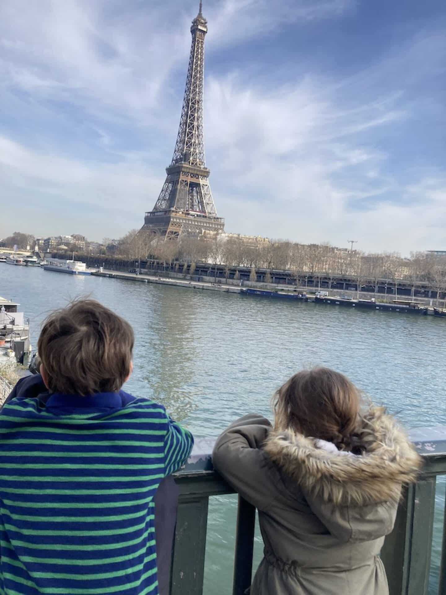 Juliets kids looking at tour eiffel - Motherly