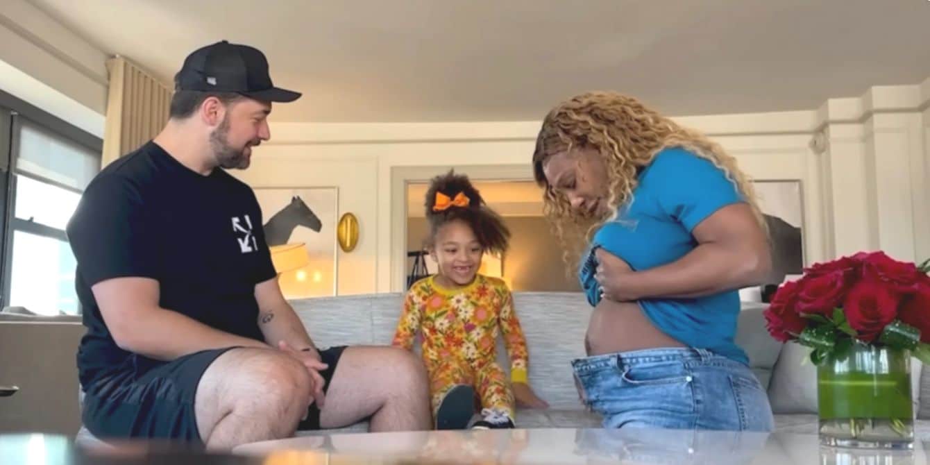 Serena Williams’ daughter has hilarious reaction to seeing her mom’s baby bump for the first time Serena Williams shows daughter Olympia her baby bump