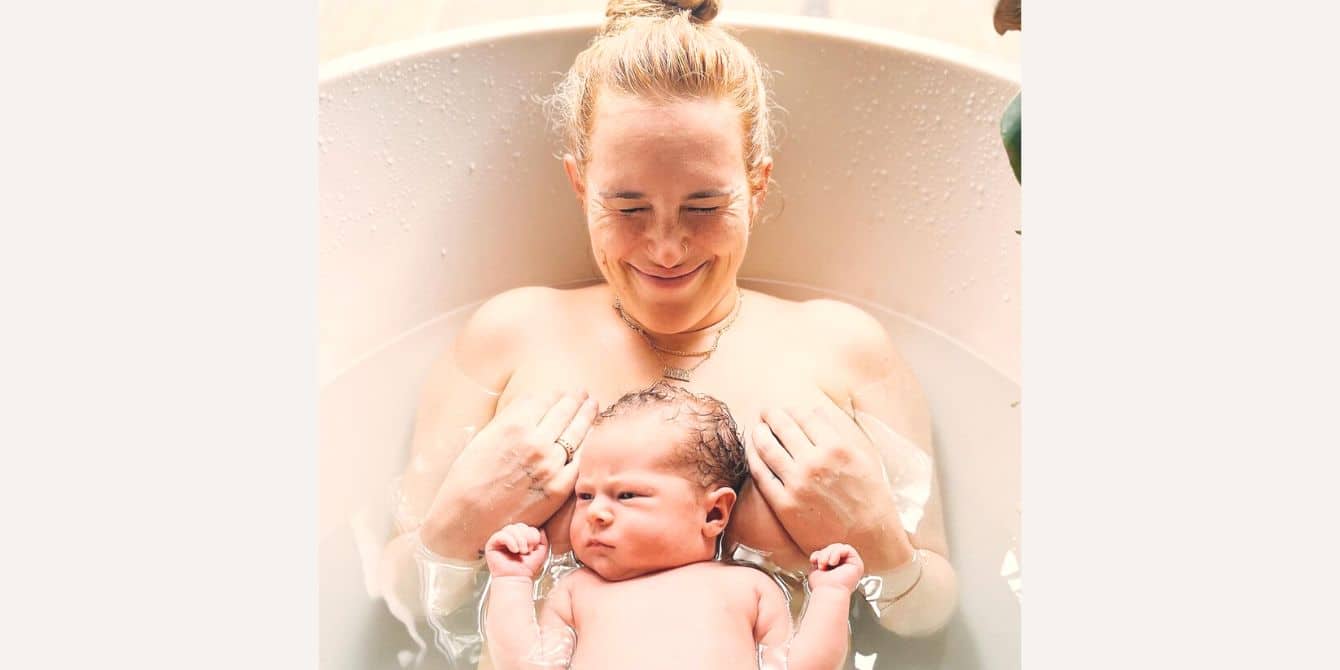 Rumer Willis describes the act of breaking her own water during labor: “I popped it” Rumer Willis holds daughter after giving birth at home