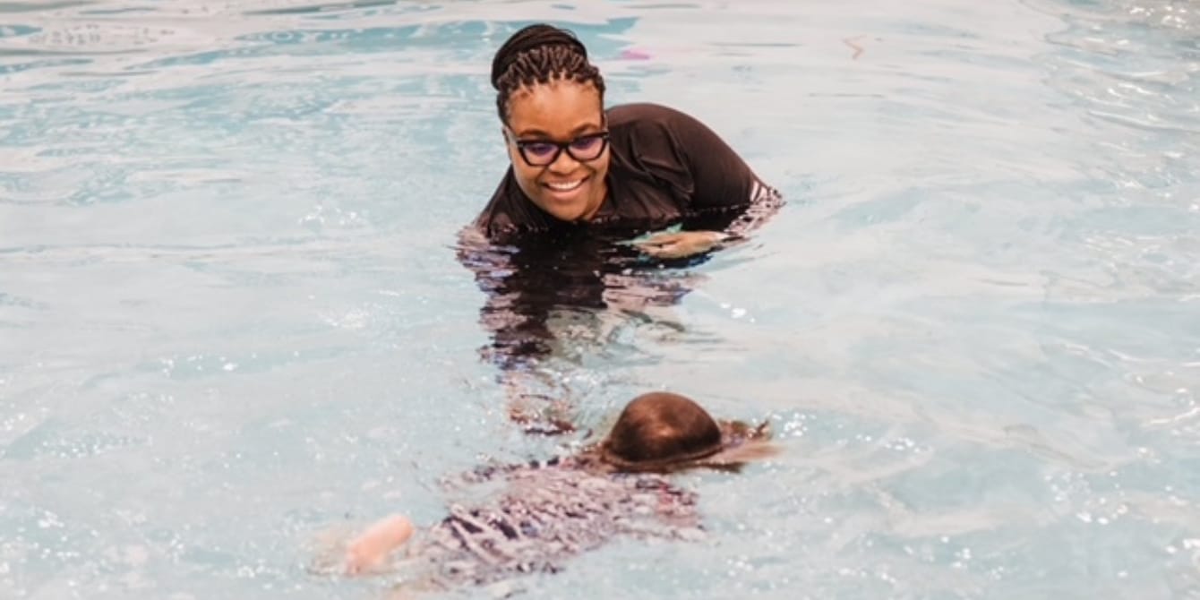 4 swim safety tips from a survival swim expert survival swim instructor helps child learn to swim - swim safety