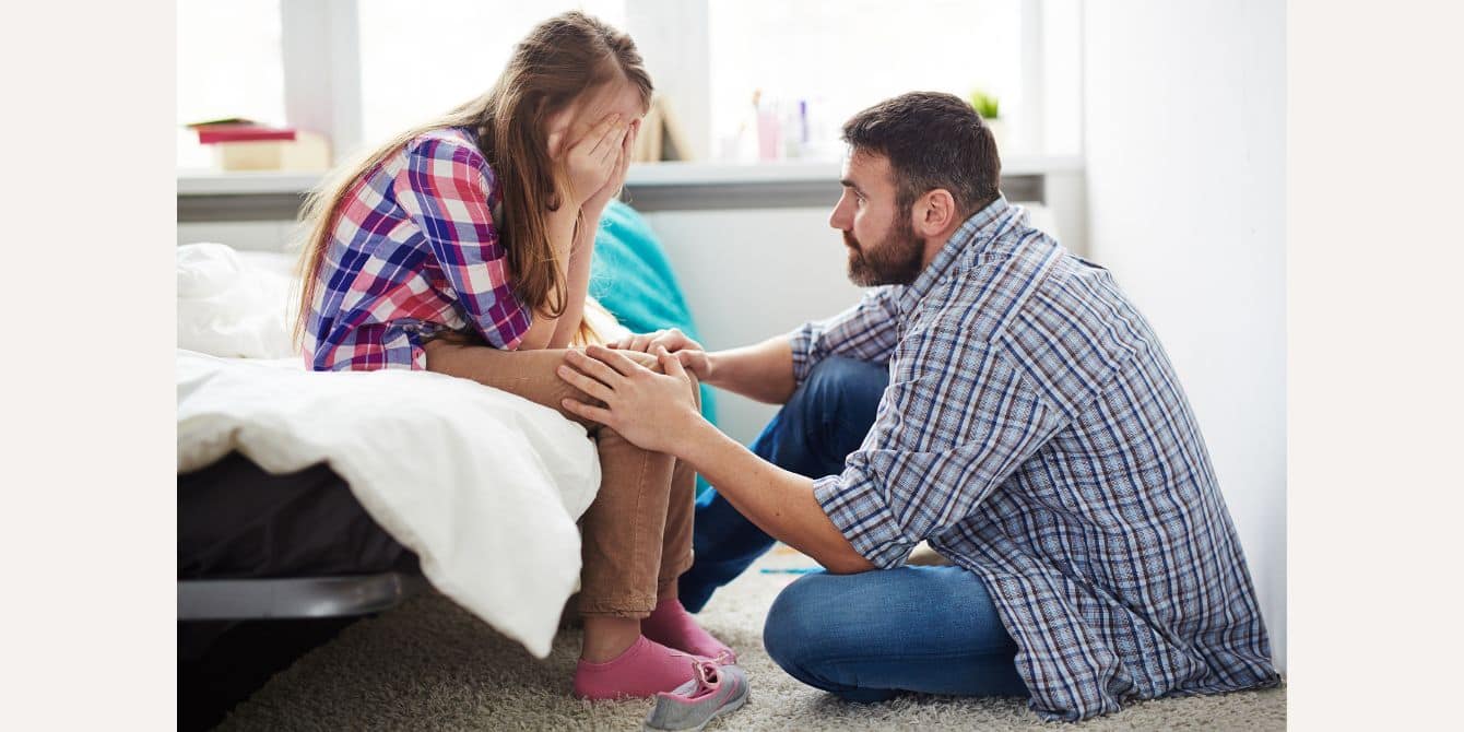 Dad asks Reddit for advice on helping his daughter through her first breakup—and they delivered dad comforts sad daughter- dad asks reddit for advice