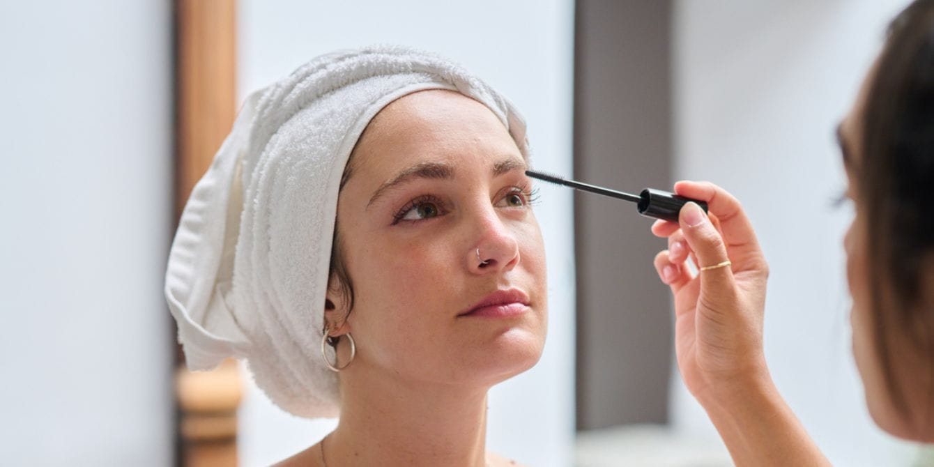 You’re not using clear mascara correctly if you’re not doing this girl applying mascara on friend- mascara hacks