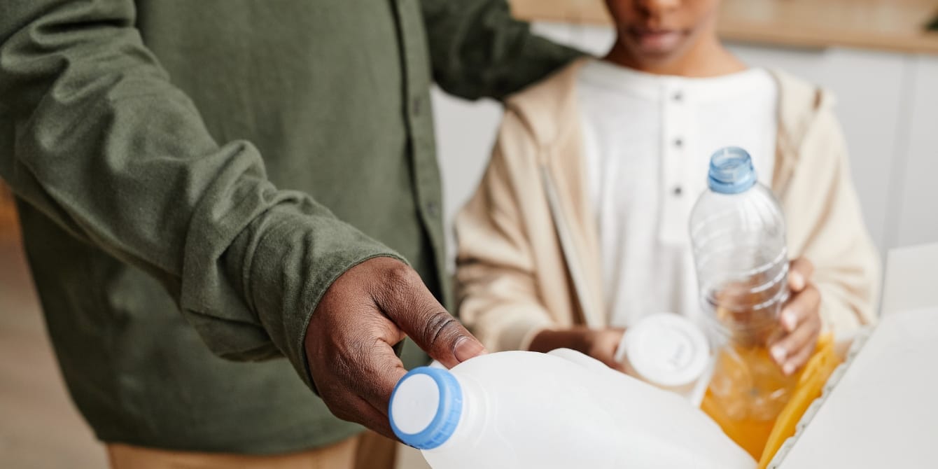 7 daily habits to foster sustainable parenting close up image of parent and child recycling