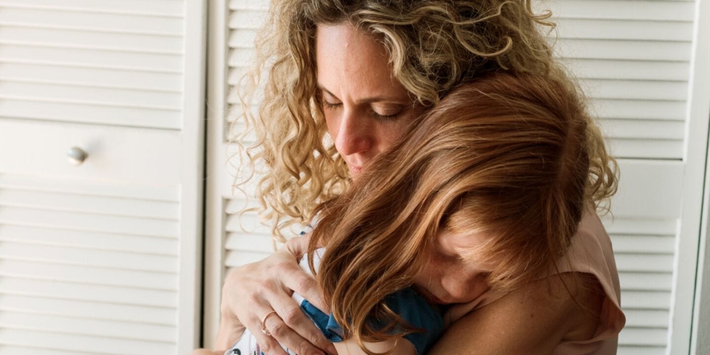 Using this simple phrase can show your kids you love them unconditionally mom hugging emotion daughter parenting phrases