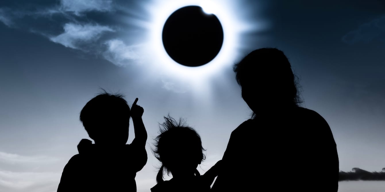 Everything you need to know to plan your total solar eclipse watch party family watching total solar eclipse