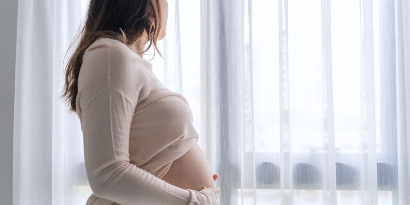 Study shows just how much pregnancy affects the brain—and it’s more than previously thought Pregnant woman looking out window