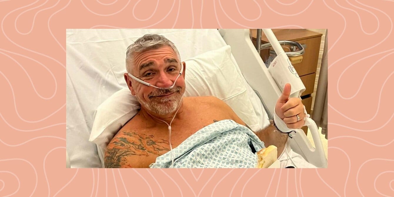 Dad donates kidney to save a little girl after losing his own daughter Kidney donation: A man in a hospital bed giving a thumbs up