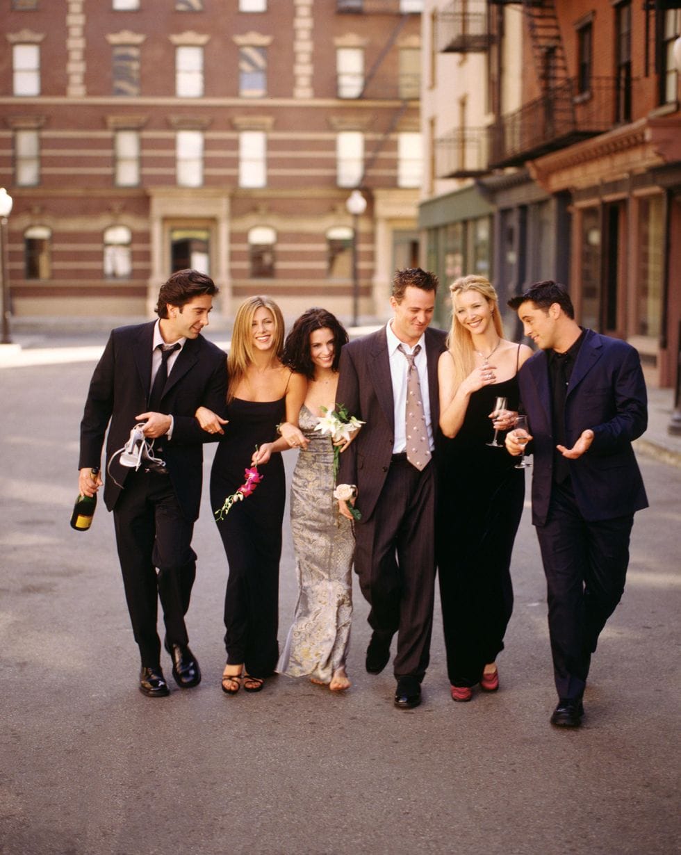 The-cast-of-Friends-linking-arms-David-Schwimmer-Jennifer-Aniston-Courtney-Cox-Matthew-Perry-Lisa-Kudrow-Matt-LeBlanc