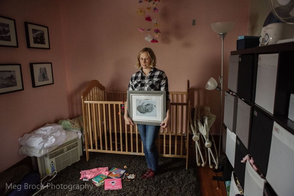 viral photos capture family grieving 0 - Motherly