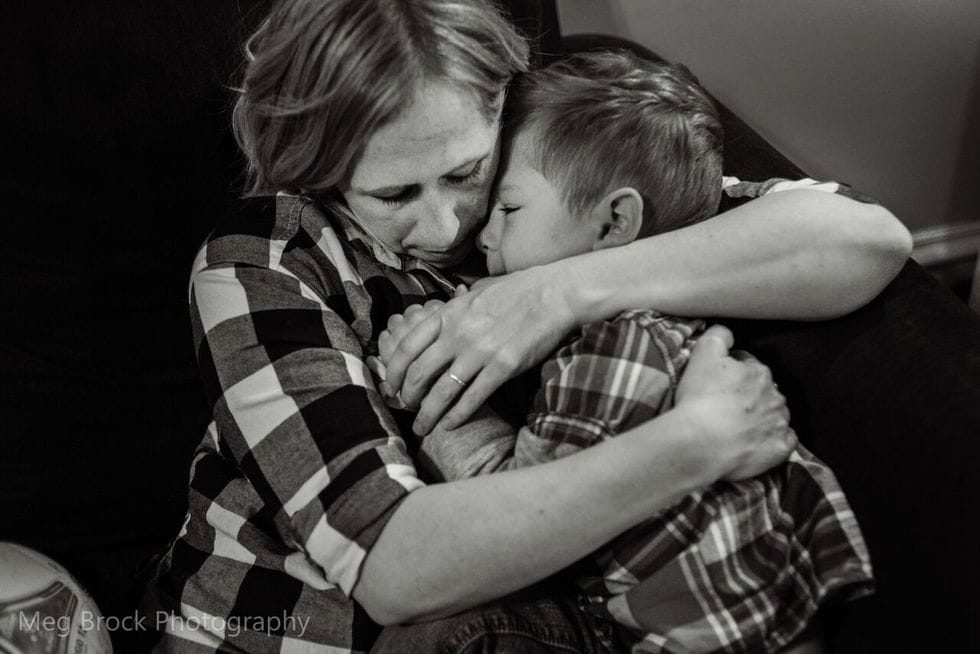viral photos capture family grieving 1 - Motherly