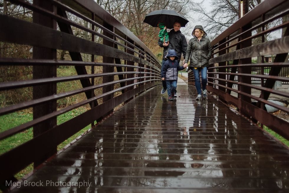 viral photos capture family grieving 3 - Motherly
