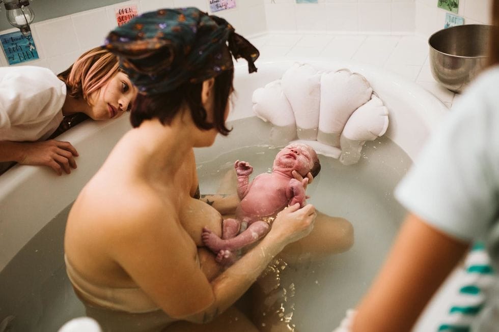 viral photos home birth with five daughters 4 - Motherly
