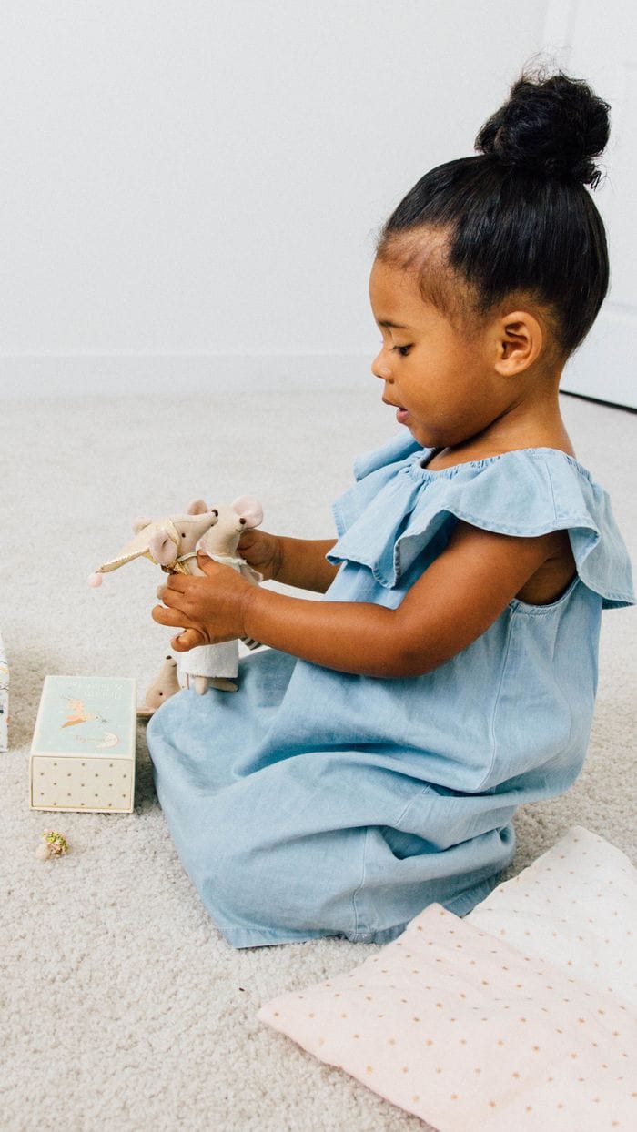 why fewer better toys encourage more creative kids 1 - Motherly